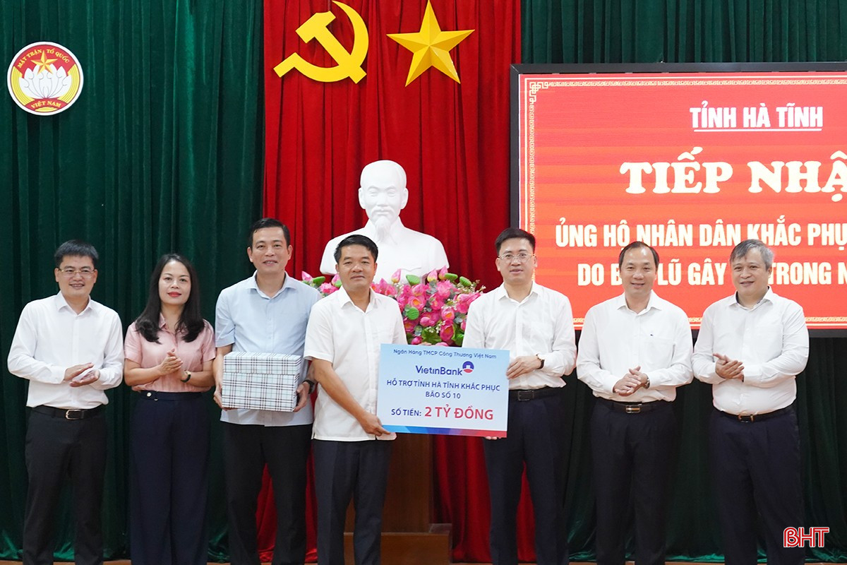 Đồng chí Hoàng Trung Dũng, đồng chí Trần Tiến Hưng cùng đại diện Ngân hàng TMCP Công Thương Việt Nam trao biểu trưng hỗ trợ 2 tỷ đồng. bqbht_br_d3.jpg