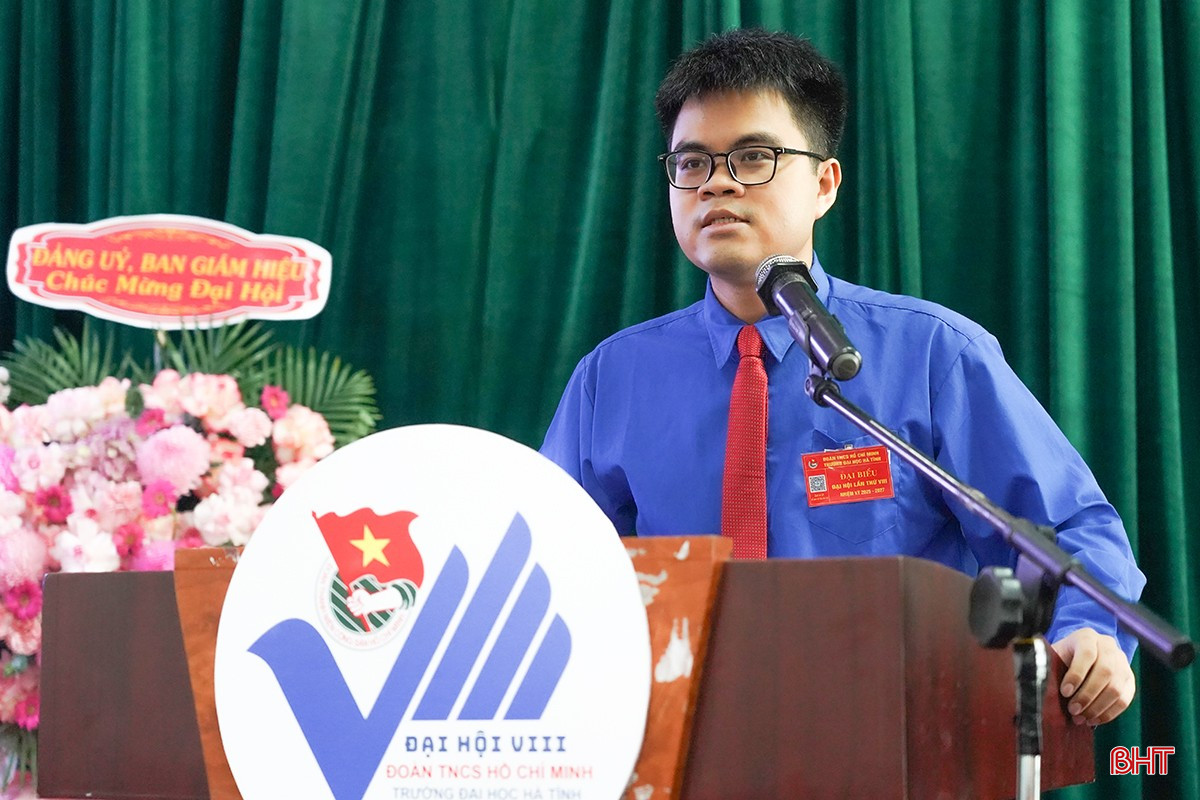 Sinh viên Hoàng Quang Huy luôn tìm tòi, học hỏi về các vấn đề khoa học để phấn đấu, phát huy vai trò tiên phong của ĐVTN. Trong ảnh: Quang Huy tham luận về vấn đề "Phát huy vai trò của ĐVTN trong phong trào học tập và nghiên cứu khoa học" tại Đại hội đại biểu Đoàn TNCS Hồ Chí Minh Trường Đại học Hà Tĩnh nhiệm kỳ 2025 – 2027. bqbht_br_a5.jpg