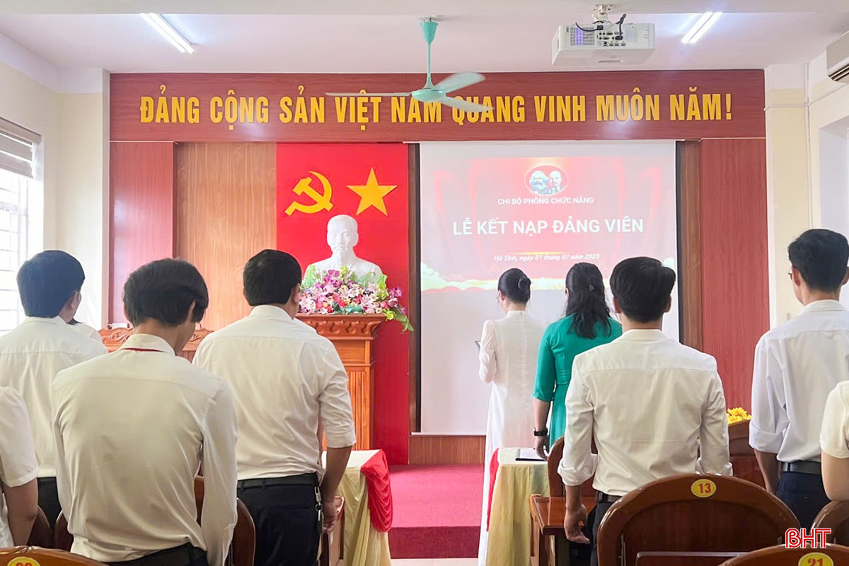 Khoảnh khắc thiêng liêng trong lễ kết nạp Đảng, khi lý tưởng sống và khát vọng cống hiến của sinh viên Trường Cao đẳng Y tế Hà Tĩnh được khẳng định. bqbht_br_s5.jpg