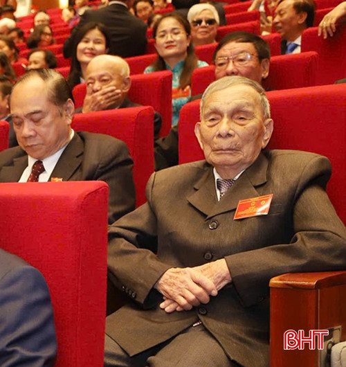 Cụ Minh và các đại biểu dự cuộc gặp mặt trang trọng của Tổng Bí thư Tô Lâm với các ĐBQH qua các thời kỳ. bqbht_br_image-17mm-4081.jpg
