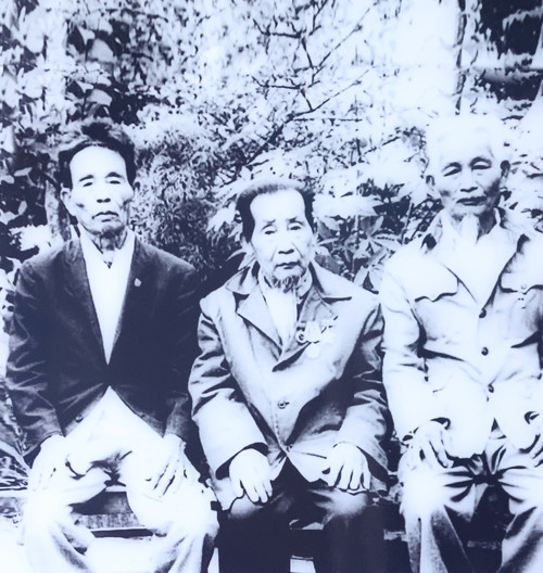Đồng chí Nguyễn Em Cầm (ngoài cùng bên trái) cùng hai người anh em họ Nguyễn Hữu Em, Nguyễn Hữu Hồ là những cán bộ cốt cán của Đội Tự vệ đỏ Thái Yên 1930 - 1931. image-3-5730.jpg