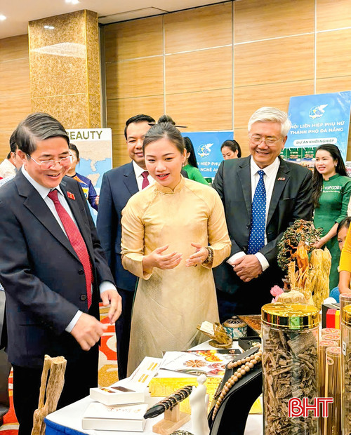 Không chỉ siêng năng, sáng tạo trong lao động trên đồng ruộng,phụ nữ Hà Tĩnh còn mạnh mẽ tiếp cận công nghệ số gia nhập thương trường 4.0. bqbht_br_khong-chi-sieng-nang-sang-tao-trong-lao-dong-tren-dong-ruong-phu-nu-ha-tinh-con-manh-me-tiep-can-cong-nghe-so-gia-nhap-thuong-truong40.jpg
