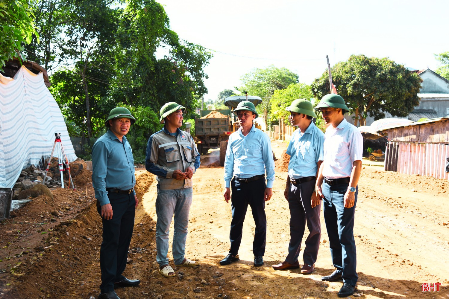 Lãnh đạo xã Kỳ Thượng kiểm tra một số công trình, dự án trên địa bàn. bqbht_br_emag-ntm-chinh-mau-anh-21.png
