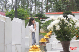 Người dân tri ân tại Ngã ba Đồng Lộc ngày đầu năm mới