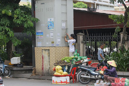 Thản nhiên buôn bán nơi “nguy hiểm chết người”