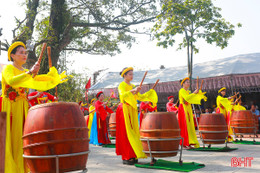 Những “bóng hồng” mê đánh trống hội nơi làng biển Hà Tĩnh
