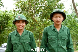 2 thanh niên dân tộc Chứt sẵn sàng tòng quân