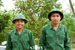 2 thanh niên dân tộc Chứt sẵn sàng tòng quân