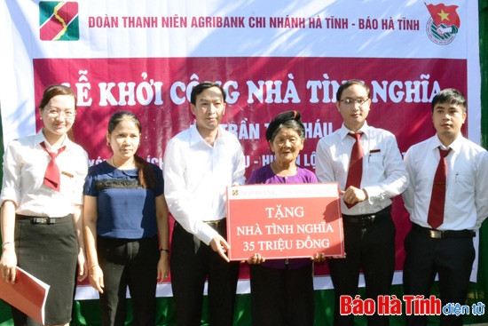 Báo Hà Tĩnh trao 75 triệu đồng hỗ trợ xã Ích Hậu xây dựng NTM ảnh 2