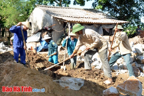 Báo Hà Tĩnh trao 75 triệu đồng hỗ trợ xã Ích Hậu xây dựng NTM ảnh 4