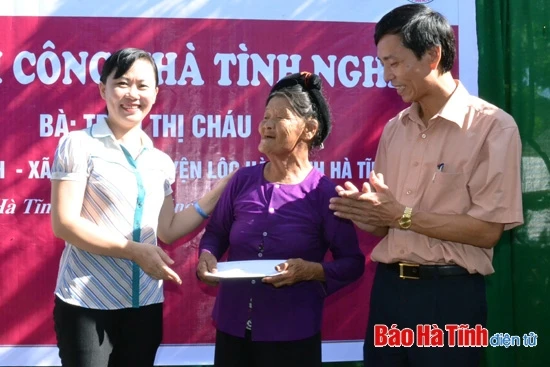 Báo Hà Tĩnh trao 75 triệu đồng hỗ trợ xã Ích Hậu xây dựng NTM ảnh 3