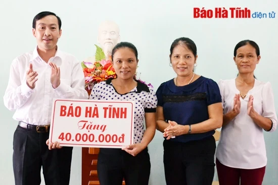 Báo Hà Tĩnh trao 75 triệu đồng hỗ trợ xã Ích Hậu xây dựng NTM ảnh 1