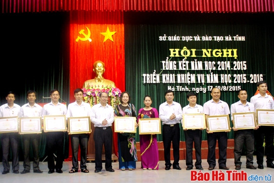 Thừa ủy quyền, Phó Chủ tịch Thường trực UBND tỉnh Nguyễn Thiện trao bằng khen của Thủ tướng Chính phủ cho cá nhân có thành tích xuất sắc Phó Chủ tịch Thường trực UBND tỉnh Nguyễn Thiện, Trưởng ban Tuyên giáo Tỉnh ủy Đặng Quốc Vinh trao bằng khen của UBND tỉnh cho các tập thể, cá nhân ngành giáo dục có thành tích xuất sắc trong phong trào thi đua yêu nước.