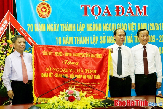 Sở Ngoại vụ Hà Tĩnh đón nhận Huân chương Lao động hạng ba ảnh 5 Sở Ngoại vụ Hà Tĩnh đón nhận Huân chương Lao động hạng ba ảnh 5