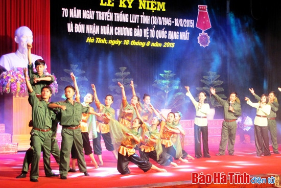 Kỷ niệm trọng thể 70 năm ngày truyền thống Lực lượng vũ trang Hà Tĩnh ảnh 2