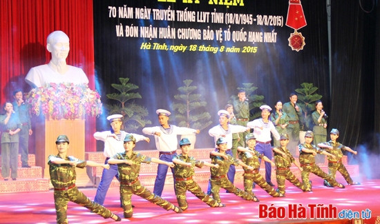 Kỷ niệm trọng thể 70 năm ngày truyền thống Lực lượng vũ trang Hà Tĩnh ảnh 1