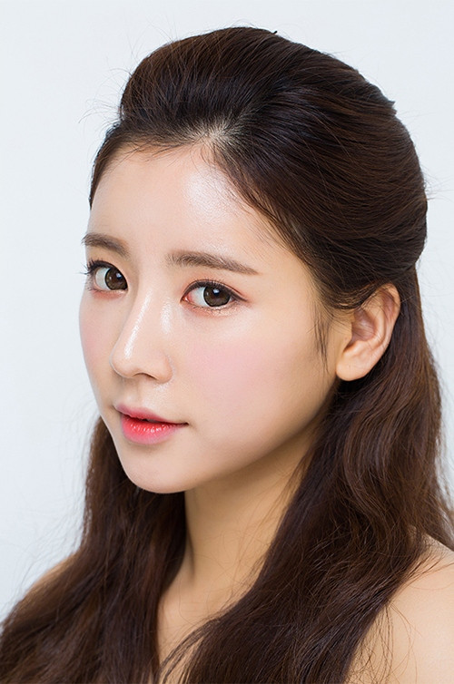 Má hồng xinh xắn Trái ngược với các người đẹp Hollywood ưa chuộng khuôn mặt tạo khối đậm đà, các mỹ nhân Hàn lại thích khuôn mặt có chút ửng hồng dễ thương. Vì vậy mà thoa má hồng là một bước không thể thiếu trong quy trình trang điểm mỗi ngày.
