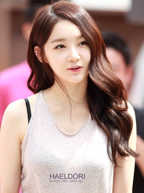 Trang điểm tự nhiên như không Trang điểm mà như để mặt mộc là xu hướng được rất nhiều người đẹp ưa chuộng. Ngay cả trên thảm đỏ các sự kiện lớn, rất nhiều ngôi sao vẫn chọn lối makeup tự nhiên này.