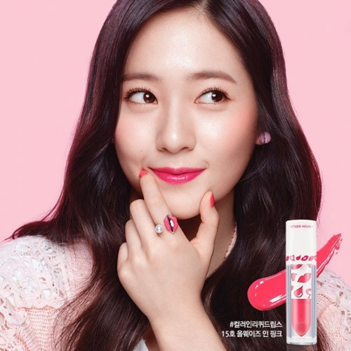 Môi bóng sáng màu Trái ngược với xu hướng son môi lỳ từ phương Tây, các cô gái xứ kim chi lại chuộng tone son sáng màu và thoa thêm son bóng căng mọng, quyến rũ.