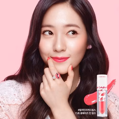 Môi bóng sáng màu Trái ngược với xu hướng son môi lỳ từ phương Tây, các cô gái xứ kim chi lại chuộng tone son sáng màu và thoa thêm son bóng căng mọng, quyến rũ.