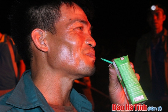 Cháy rừng thông, hàng trăm người dập lửa trong đêm ảnh 4