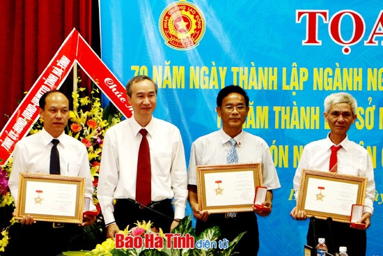 Sở Ngoại vụ Hà Tĩnh đón nhận Huân chương Lao động hạng ba ảnh 7 Sở Ngoại vụ Hà Tĩnh đón nhận Huân chương Lao động hạng ba ảnh 7