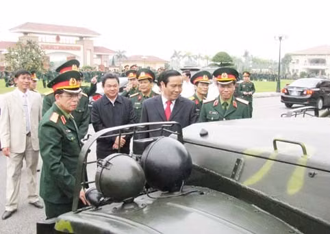 Bí thư Tỉnh ủy Nguyễn Thanh Bình kiểm tra mô hình học cụ phục vụ huấn luyện của các đơn vị.