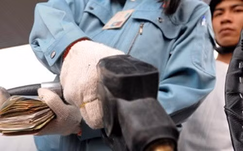 Dù có xảy ra trường hợp nào, người tiêu dùng cũng phải mở ví mua xăng, dầu, vì đây là mặt hàng không thể không mua.