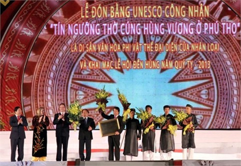 Lãnh đạo tỉnh Phú Thọ đón nhận Bằng UNESCO công nhận “Tín ngưỡng thờ cúng Hùng Vương ở Phú Thọ” - Ảnh VGP/Từ Lương Lãnh đạo tỉnh Phú Thọ đón nhận Bằng UNESCO công nhận “Tín ngưỡng thờ cúng Hùng Vương ở Phú Thọ” - Ảnh VGP/Từ Lương