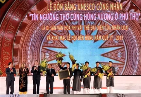 Lãnh đạo tỉnh Phú Thọ đón nhận Bằng UNESCO công nhận “Tín ngưỡng thờ cúng Hùng Vương ở Phú Thọ” - Ảnh VGP/Từ Lương Lãnh đạo tỉnh Phú Thọ đón nhận Bằng UNESCO công nhận “Tín ngưỡng thờ cúng Hùng Vương ở Phú Thọ” - Ảnh VGP/Từ Lương