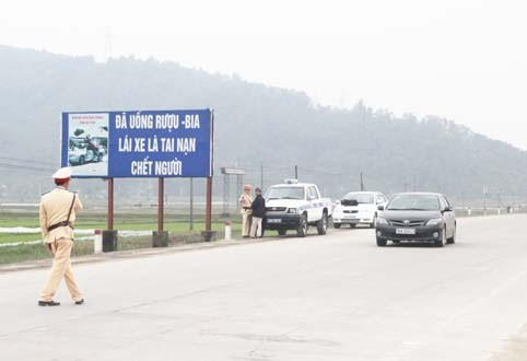 Tăng cường công tác phối hợp, tuần tra kiểm soát 24h/24h việc chấp hành TTATGT, xử lý nghiêm, với mức cao nhất các hành vi vi phạm ATGT