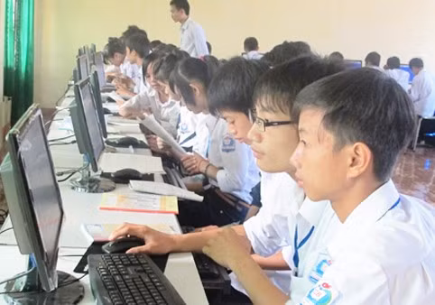 Giờ thực hành tin học của học sinh Trường THPT Cẩm Bình (Cẩm Xuyên)