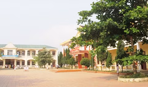 Nhìn bề ngoài thì hầu hết các trường học ở bậc phổ thông đều khang trang nhưng thực chất vẫn chưa đáp ứng được yêu cầu trong tình hình mới