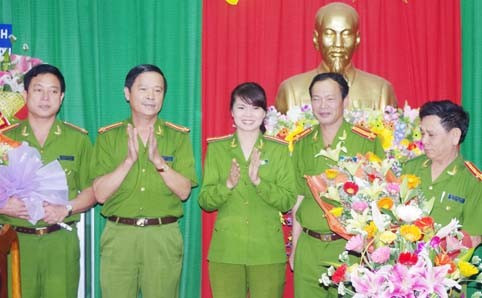 Lãnh đạo Công an tỉnh tặng hoa chúc mừng và giao nhiệm vụ cho lãnh đạo Phòng PC64 và Đội Cảnh sát trật tự