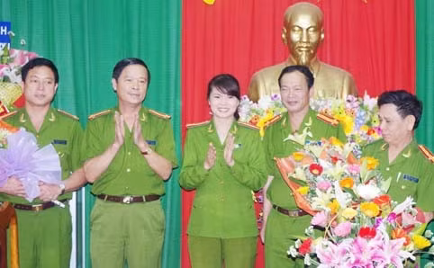 Lãnh đạo Công an tỉnh tặng hoa chúc mừng và giao nhiệm vụ cho lãnh đạo Phòng PC64 và Đội Cảnh sát trật tự