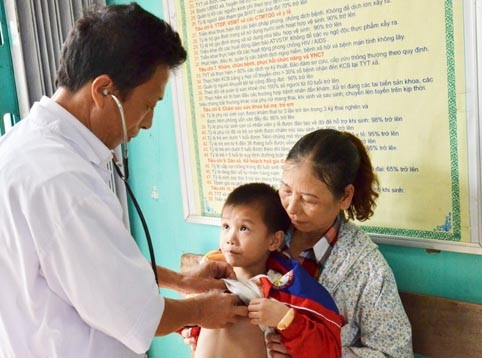 Bác sỹ Trạm Y tế Thạch Hạ kiểm tra sức khỏe cho trẻ dưới 6 tuổi.