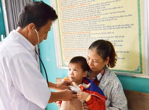 Bác sỹ Trạm Y tế Thạch Hạ kiểm tra sức khỏe cho trẻ dưới 6 tuổi.