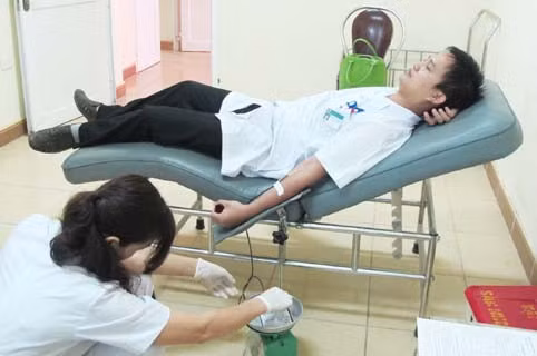 Dược sĩ Bùi Hoàng Dương, Bí thư chi đoàn Bệnh viện đa khoa tỉnh trực tiếp hiến máu cứu bệnh nhân Dược sĩ Bùi Hoàng Dương, Bí thư chi đoàn Bệnh viện đa khoa tỉnh trực tiếp hiến máu cứu bệnh nhân