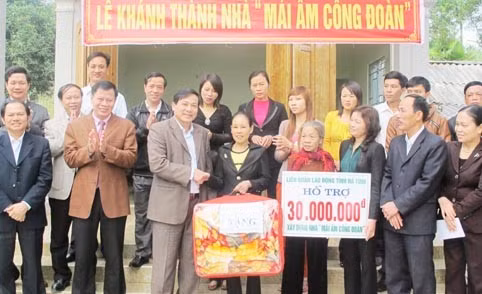 Lãnh đạo LĐLĐ tỉnh và Công đoàn ngành Công thương tặng “mái ấm công đoàn” và quà cho công nhân Công ty CP Nước khoáng Sơn Kim nhân dịp đón xuân Quý Tỵ 2013. Ảnh tư liệu