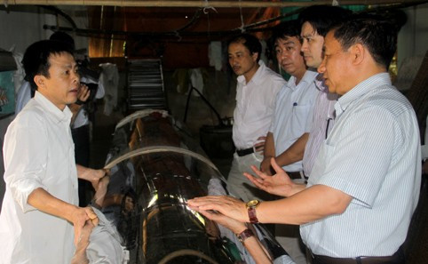 Phó Chủ tịch UBND tỉnh, Phó Trưởng BCĐ NTM tỉnh Lê Đình Sơn cùng đoàn công tác kiểm tra mô hình sản xuất bún, bánh của gia đình anh Dương Văn Tính, xóm Trung Phố