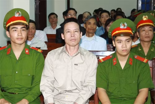 Ông Đoàn Văn Vươn ra tòa với tư cách bị hại. Ảnh: TTXVN.