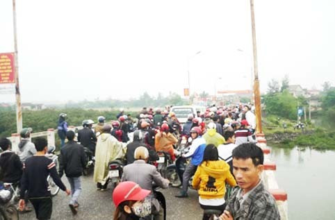 Hàng trăm người tụ tập trên cầu gây ách tắc giao thông