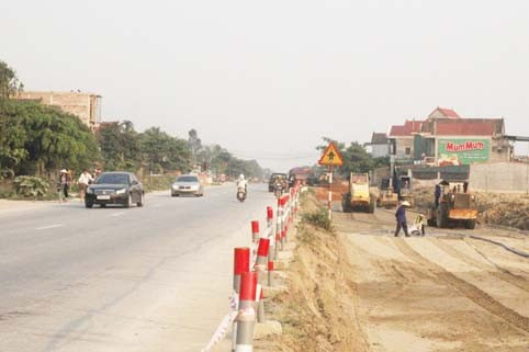 13.000 cọc tiêu được lắp đặt trên toàn tuyến làm nhiệm vụ điều hướng hiệu quả cho các loại phương tiện