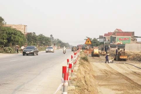 13.000 cọc tiêu được lắp đặt trên toàn tuyến làm nhiệm vụ điều hướng hiệu quả cho các loại phương tiện