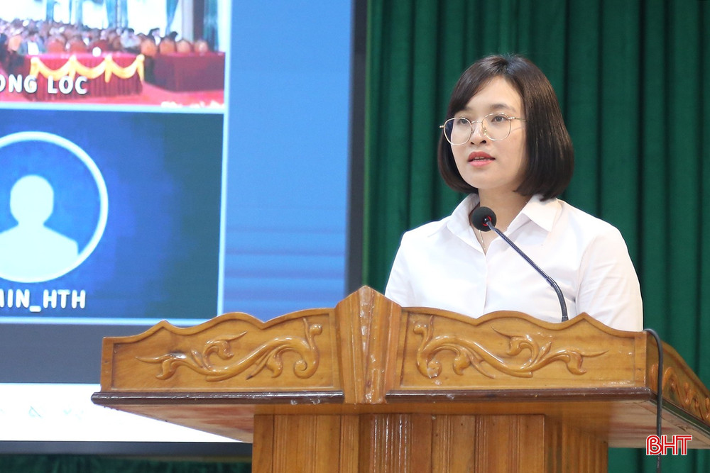 Bà Lê Thị Huyền Trang - công chức Văn phòng Đoàn ĐBQH và HĐND tỉnh trình bày chương trình hành động.