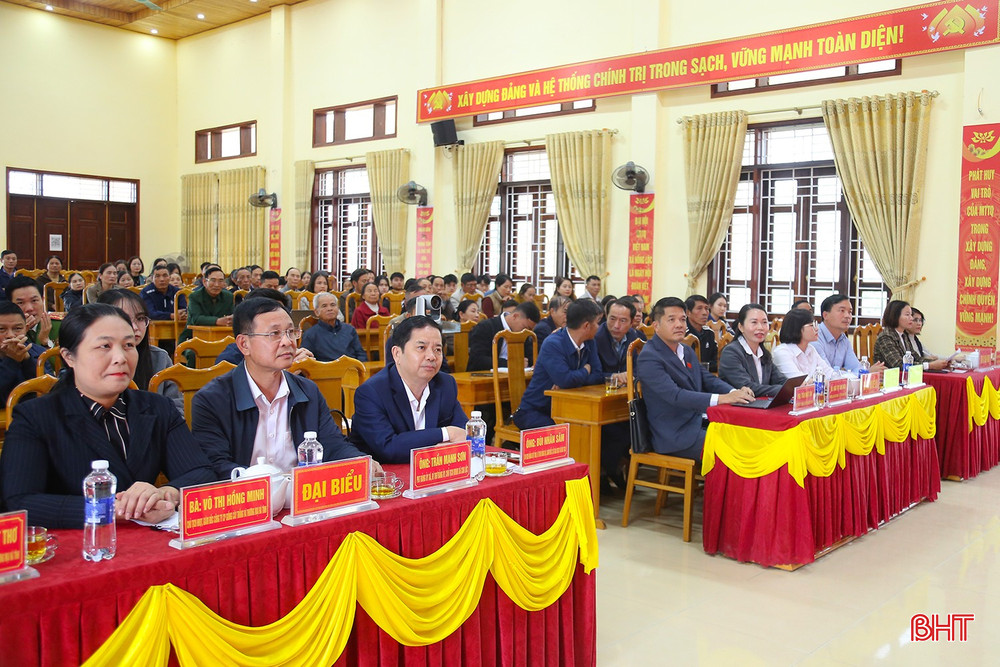 Ông Trần Nhật Tân - Ủy viên Ban Thường vụ Tỉnh ủy, Trưởng ban Nội chính Tỉnh ủy và các ứng cử viên tham gia ứng cử đại biểu HĐND tỉnh khóa XIX tại đơn vị bầu cử số 7.