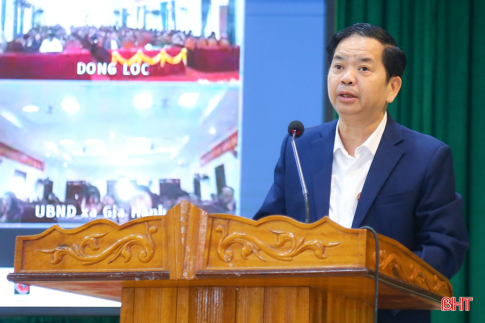 Ông Bùi Nhân Sâm - Ủy viên BCH Đảng bộ tỉnh, Giám đốc Sở Giáo dục và Đào tạo tỉnh trình bày chương trình hành động.