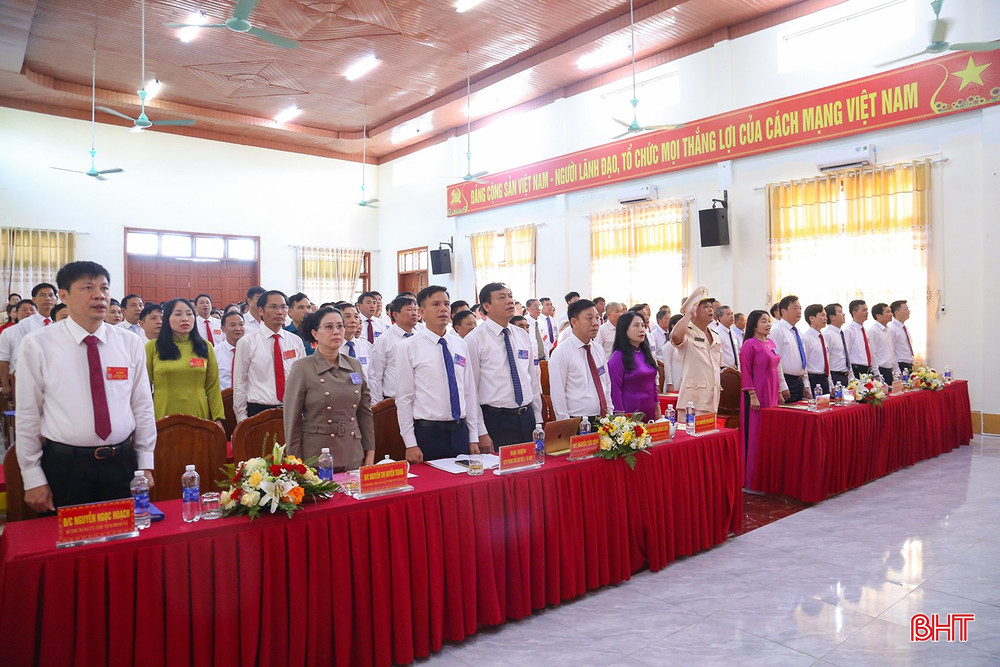 Các đại biểu thực hiện nghi lễ chào cờ. Các đại biểu thực hiện nghi lễ chào cờ.