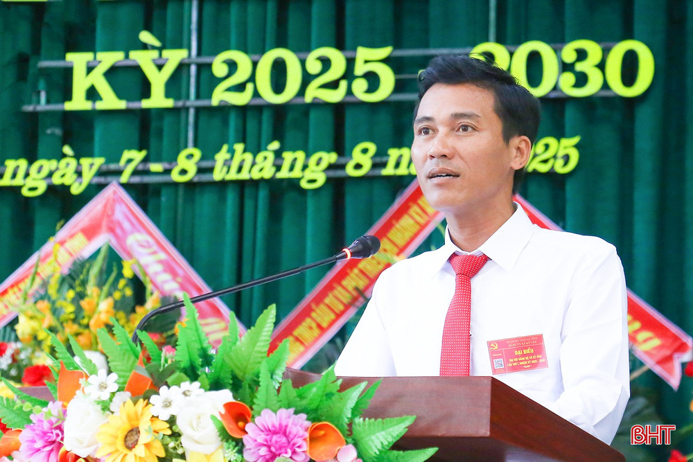 Đồng chí Trần Văn Tưởng - Bí thư Chi bộ thôn Bắc Xuân trình bày tham luận tại hội nghị. Đồng chí Trần Văn Tưởng - Bí thư Chi bộ thôn Bắc Xuân trình bày tham luận tại hội nghị.