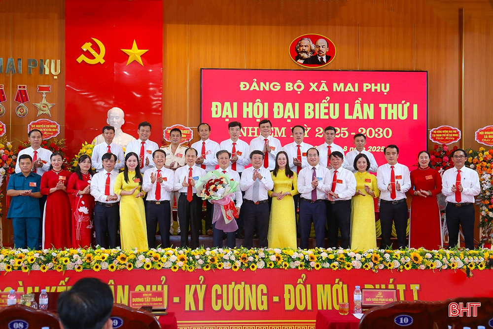 Lãnh đạo tỉnh tặng hoa chúc mừng BCH Đảng bộ xã Mai Phụ nhiệm kỳ mới. bqbht_br_img-9950-7395.jpg